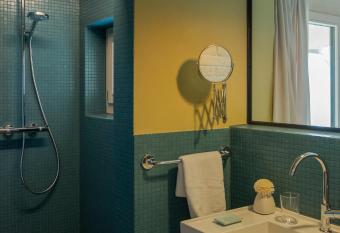 BnB Belle5 allows 18 year olds to book a room