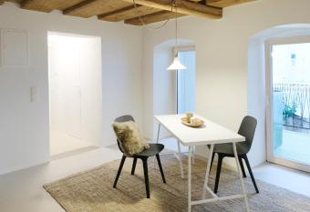 HERZIGE WOHNUNG IN ALTEM GEM  UER has Balcony rooms