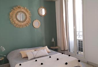 Grand T2 au COEUR DE VILLE avec VUE SUR QUAIS ET MER allows 18 year olds to book a room