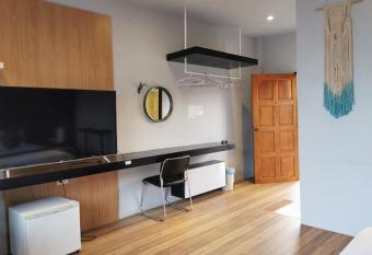 Blue Star Apartment Walk to Beach                                         ) allows 18 year olds to book a room