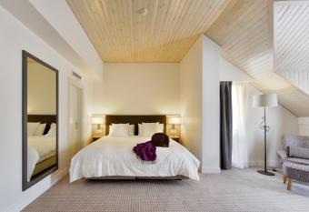 Hotel La Barcarolle allows 18 year olds to book a room