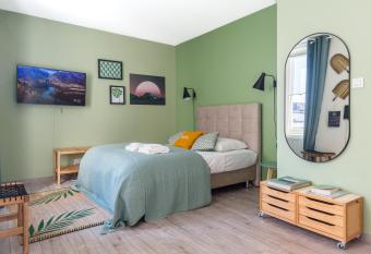 Travel Homes - Le GreenBay, Adorable et agr  able allows 18 year olds to book a room