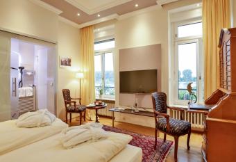 Rhein-Hotel Nierstein has rooms with a private hot tub