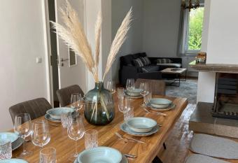 Wundersch  ne sanierte Wohnung vor den Toren K  lns has Balcony rooms