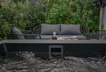 The Newel Acropolis has rooms with a private hot tub