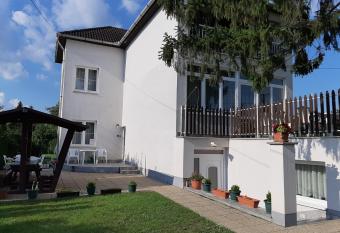 Ren  ta Apartman has Balcony rooms