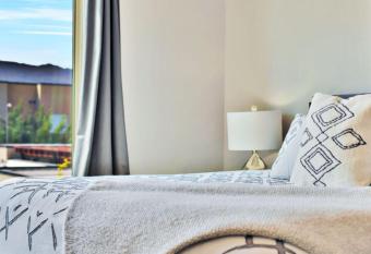 Sleeps 51, Pet Friendly, Townies, Poolside has rooms with a private hot tub