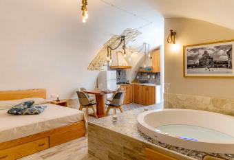 Il Galletto Viola, luxury room & suite has rooms with a private hot tub