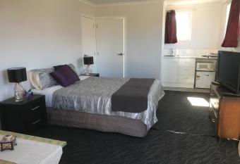 DELBROOK POINT COZY-STUDIO allows 18 year olds to book a room