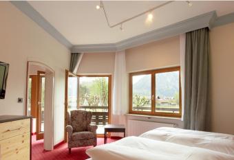 Wittelsbacher Hof allows 18 year olds to book a room