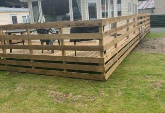 73 Glenfinart Park has Balcony rooms