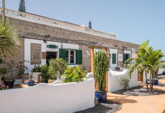 Casa Drago - Villa Perenqu  n has Balcony rooms