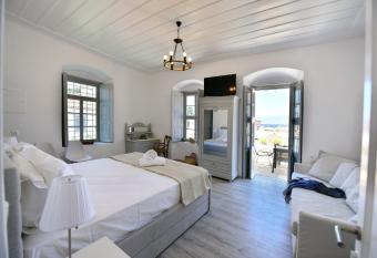 Hydra Art Suites has Balcony rooms
