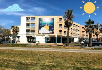 Waterfront Luxury Condo (Beach Direct Access) has Balcony rooms