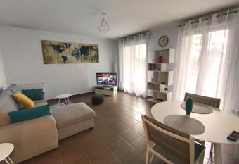 Appartement avec Jardin et Terrasse pr  s de Paris has Balcony rooms