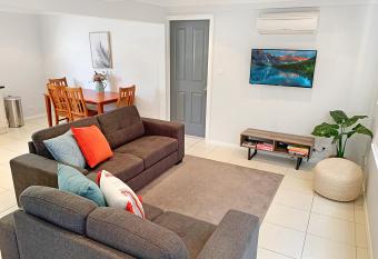 City Center - Modern 2-Bedroom Apartment has Balcony rooms