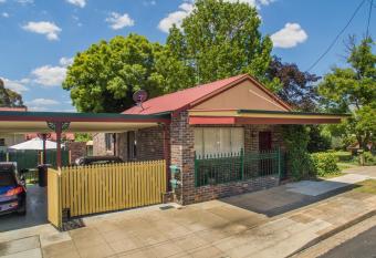 Central Armidale 2-Bedroom Apartment has Balcony rooms