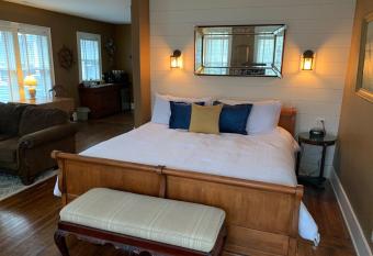 The Inn at Union Pier has Balcony rooms