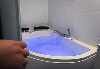 Cozy Rooms 12 has rooms with a private hot tub