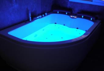 Cozy Rooms 3 has rooms with a private hot tub