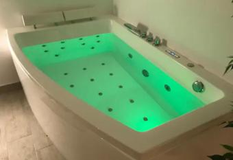 Cozy Rooms 67 has rooms with a private hot tub