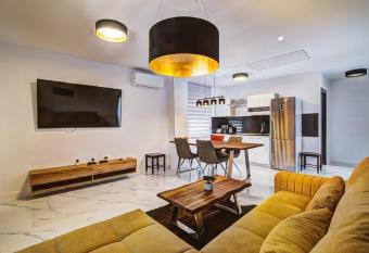 Apartman Izzy has Balcony rooms