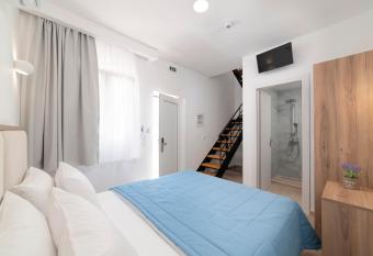 Naiades Village Elounda has rooms with a private hot tub