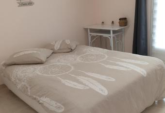 Le Clos Varnay Jardin has Balcony rooms