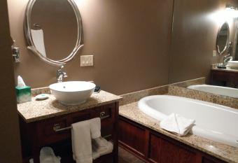 Timberlake Lodge has rooms with a private hot tub