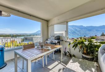 le panorama du lac allows 18 year olds to book a room