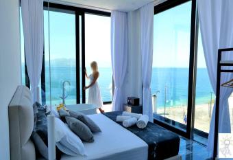 Nili Deluxe allows 18 year olds to book a room