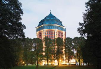 M  venpick Hotel Hamburg allows 18 year olds to book a room