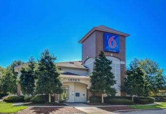 Motel 6 Roswell - Atlanta allows 18 year olds to book a room