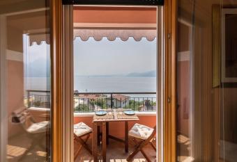 Luminoso appartamento vista lago has Balcony rooms
