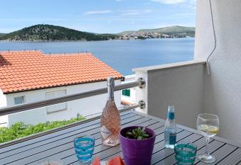 Linda seaview&pool apartment has Balcony rooms