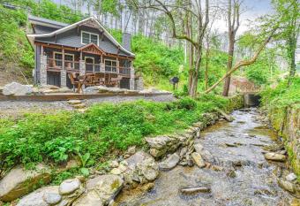 Noir Pine Creekside Chalet has Balcony rooms