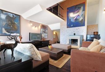 Villa Tower Gardos allows 18 year olds to book a room