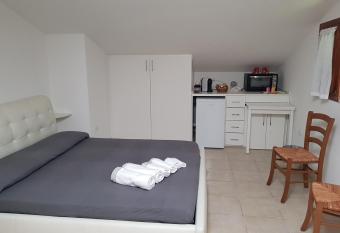 Da Patrizia & Mimmo sulla strada Francigena allows 18 year olds to book a room