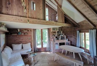 La Cabane d Emmanuelle has Balcony rooms