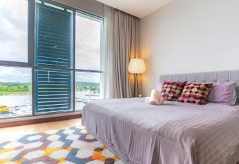 Lux 3BR Suite Puteri Harbour Near Legoland & Hello Kitty has Balcony rooms