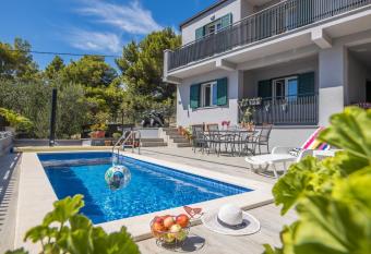 Villa Unique has Balcony rooms