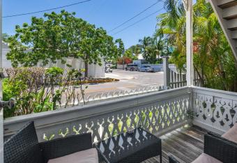 Sea Breeze -Great Location! has Balcony rooms