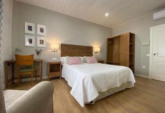 Azafr  n Consuegra has Balcony rooms