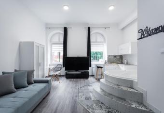 Jacuzzi JM Rooms Apartment WAWELOFTS has rooms with a private hot tub