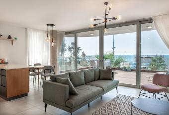 Beachfront Deck - 20 meters from the beach has Balcony rooms