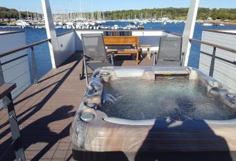 House Boat - Floating house Astrid has rooms with a private hot tub