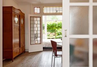 Mo s place allows 18 year olds to book a room