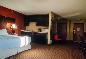 DoubleTree by Hilton Owatonna has rooms with a private hot tub