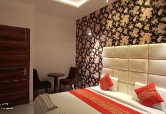 Hotel Ontario has Smoking rooms