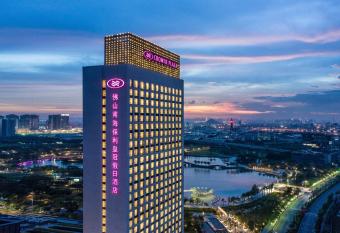 Crowne Plaza Foshan Nanhai-Free Canton Fair Shuttle Bus has rooms with a private hot tub